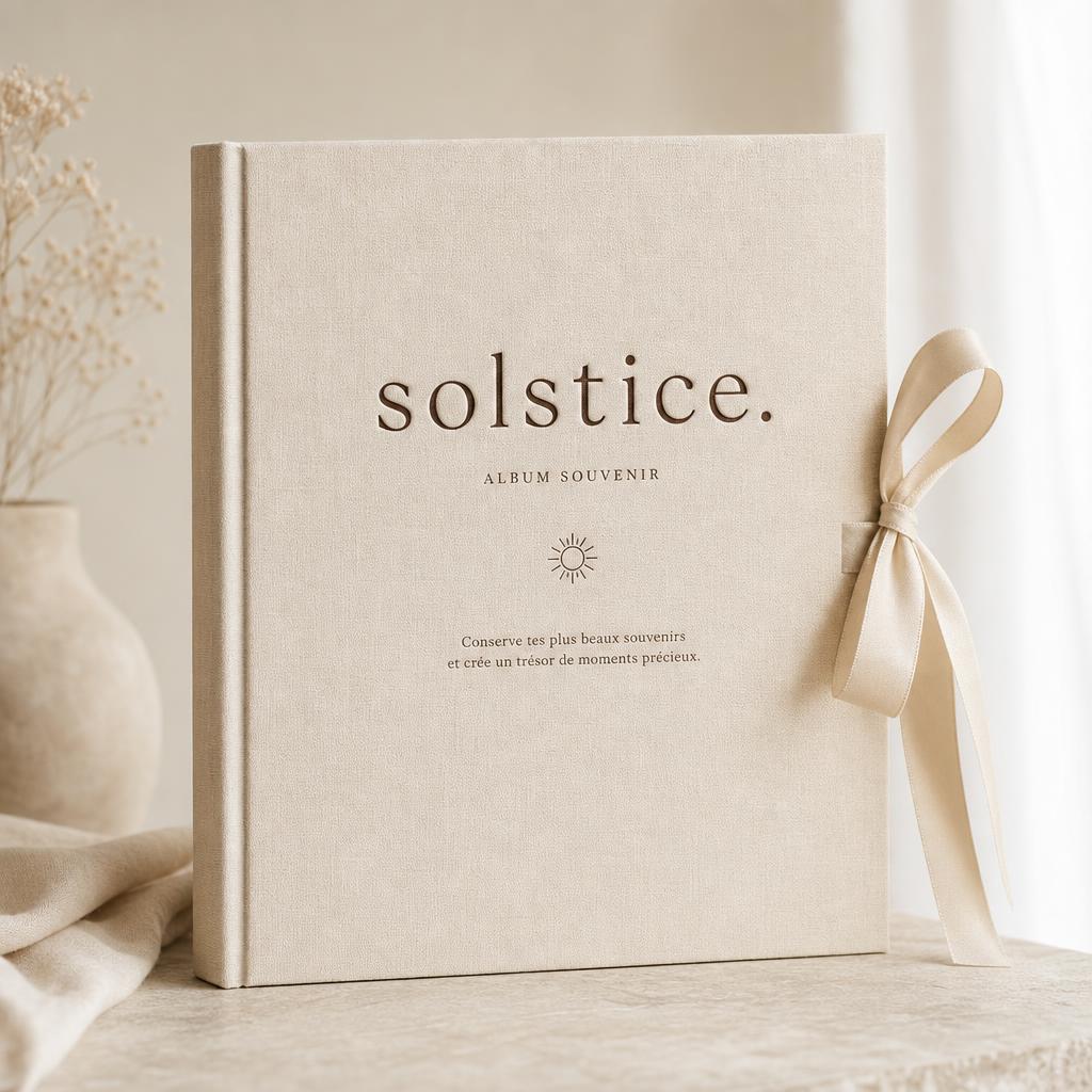 Album souvenir en lin beige avec ruban satin sur fond crème